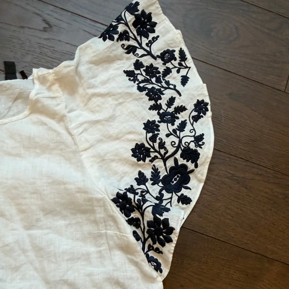 J. Crew White Top with Blue Floral Embroidery Size 0 C7-012